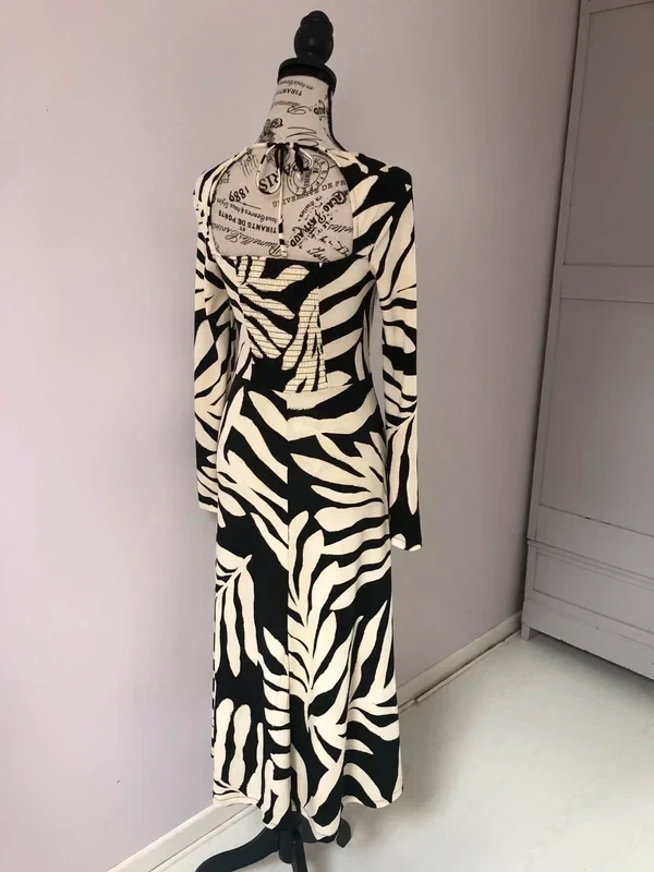 Long dress with square neckline, black & cream slit – Size XS / S (34 / 36) – photo 3